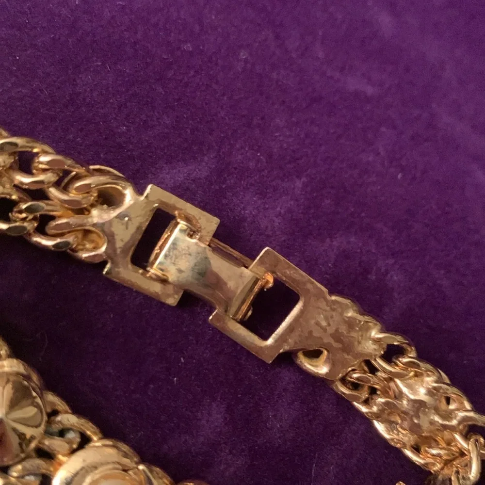Elegant Gold and Pearl Bracelet - Picture 7 of 7